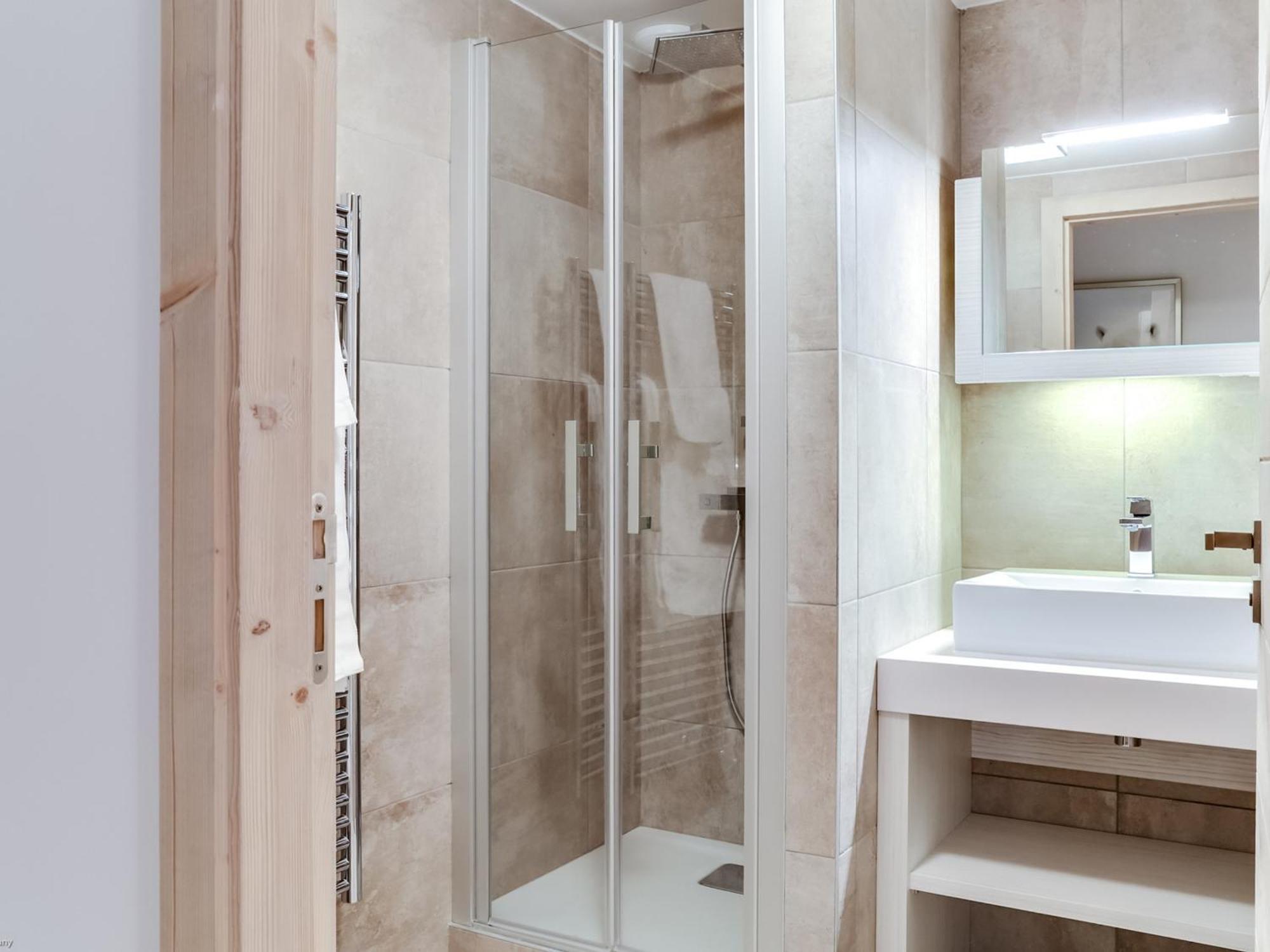 Moderne Avec Wifi Et Parking Sous-terrain A Village - Fr-1-562-28 Courchevel